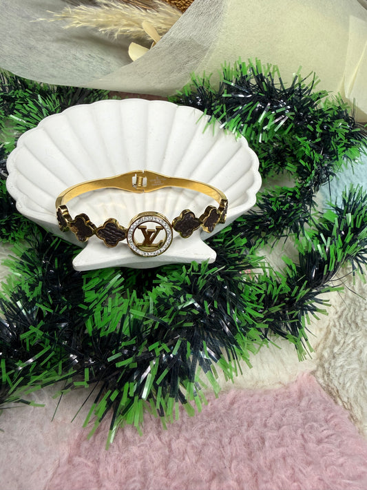 Signature Clover Band